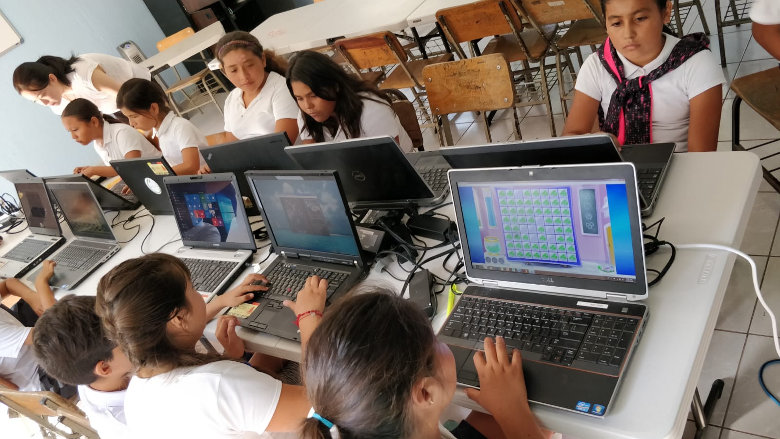 Isa Mundo Foundation recipients with donated laptops in Boca de Tomatlán, Mexico